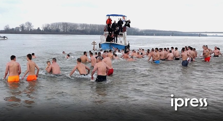 U Šapcu održano tradicionalno plivanje do Bogojavljenskog krsta